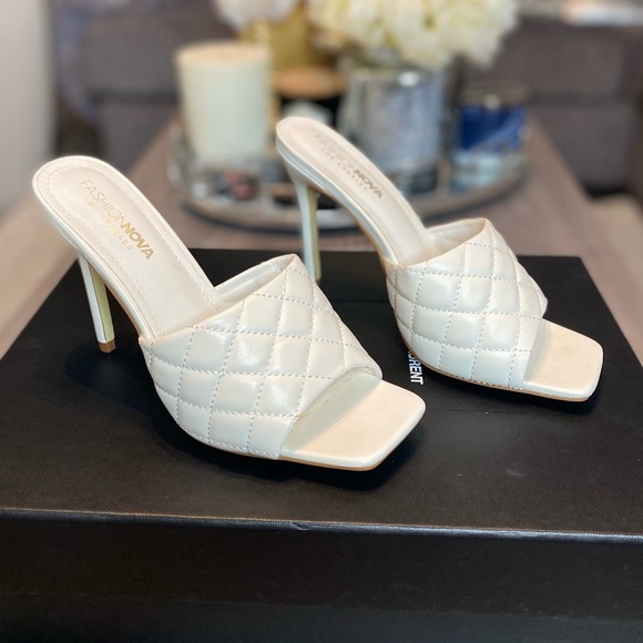 White heels - Picture 4 of 5